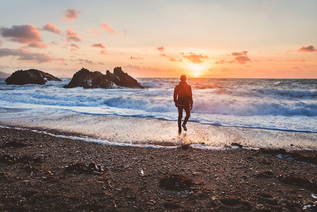 Quels secrets cachent les plus belles randonnées en bord de mer dans le sud de la France ?