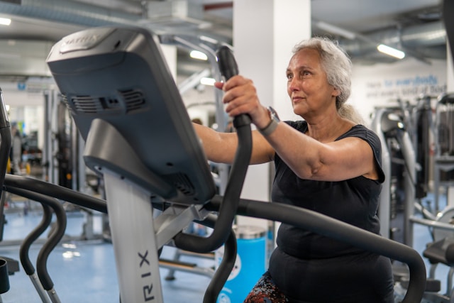 Musculation après 50 ans : programmes sur mesure pour rester en forme et en force
