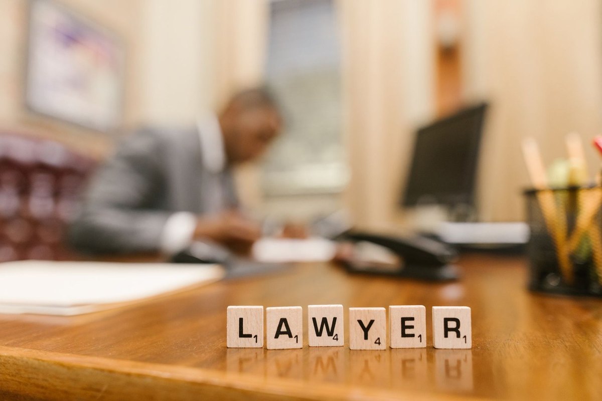 Avocat écrivant à son bureau avec des tuiles Scrabble 