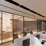 bureau moderne avec postes, écrans, cloisons vitrées, chaises et travail