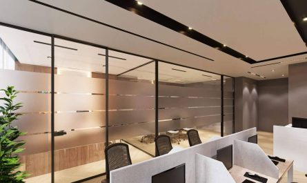 bureau moderne avec postes, écrans, cloisons vitrées, chaises et travail