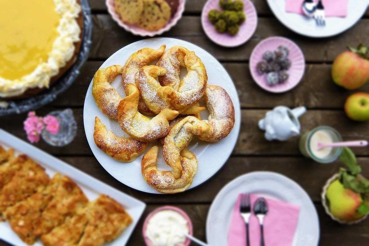 Table de cuisine avec gâteaux, fruits et ustensiles pour la préparation des repas