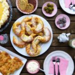 Table de cuisine avec gâteaux, fruits et ustensiles pour la préparation des repas
