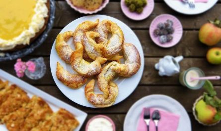 Table de cuisine avec gâteaux, fruits et ustensiles pour la préparation des repas