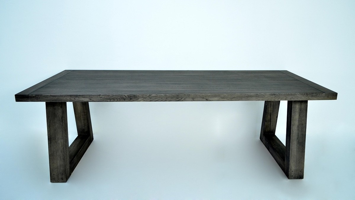 Table en bois gris foncé avec pieds en L, sur fond blanc Table en bois gris foncé avec pieds en L, sur fond blanc