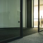 Porte intégrée à une cloison mobile vitrée : utile ou accessoire ?