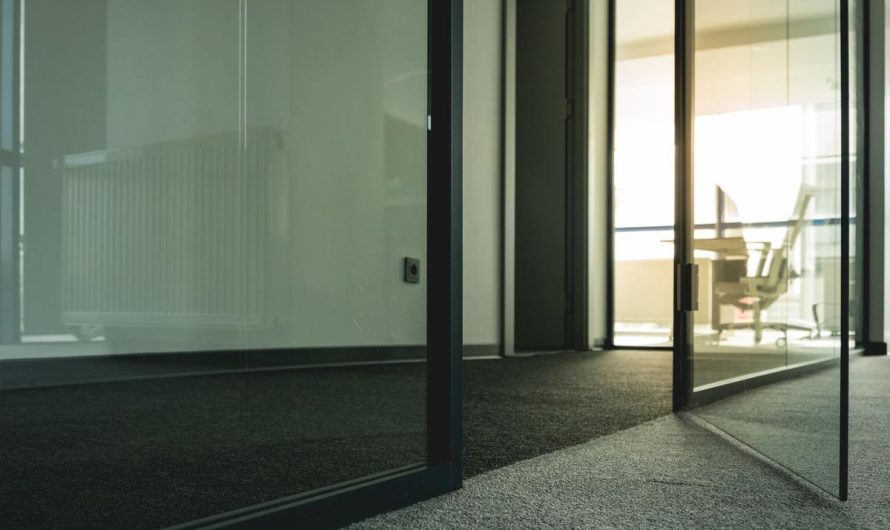 Porte intégrée à une cloison mobile vitrée : utile ou accessoire ?