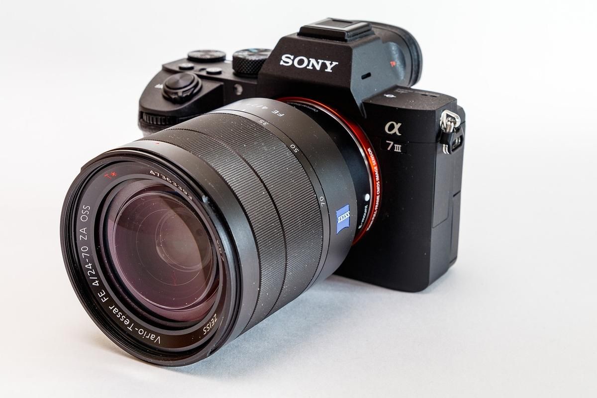 Appareil photo hybride Sony noir avec objectif zoom, photographié sur fond blanc Appareil photo hybride Sony noir avec objectif zoom, photographié sur fond blanc