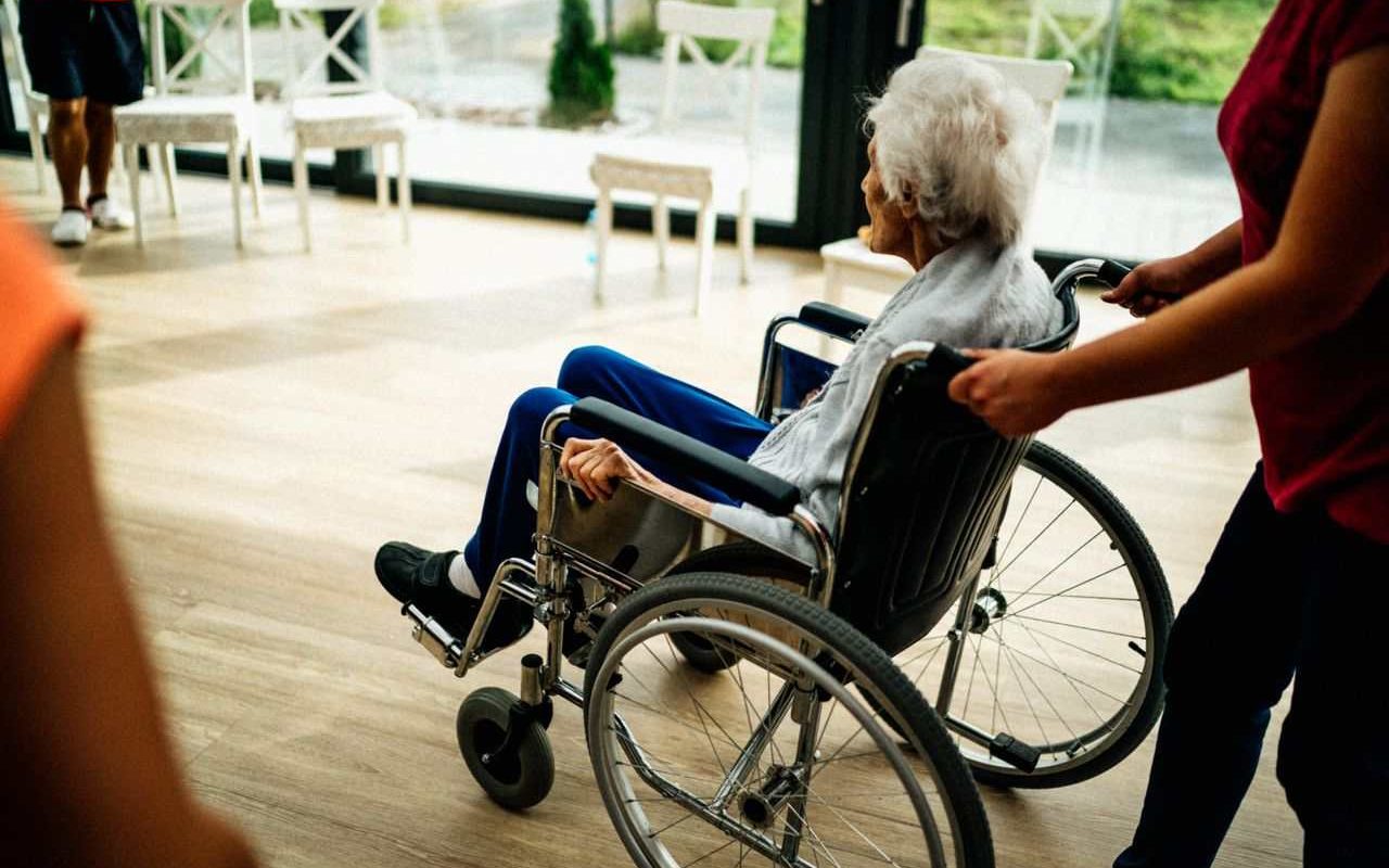 Senior en fauteuil roulant électrique que faire