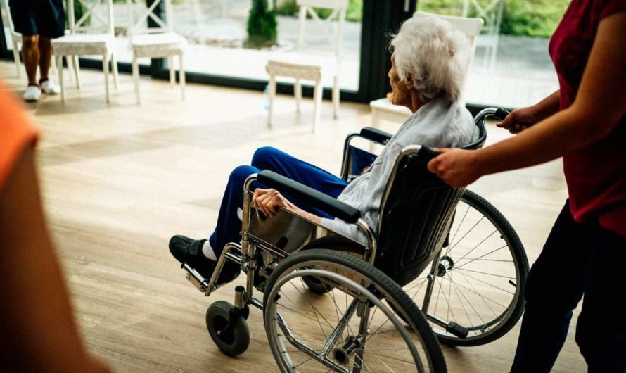Senior en fauteuil roulant électrique : que faire pour rester en bonne santé ?