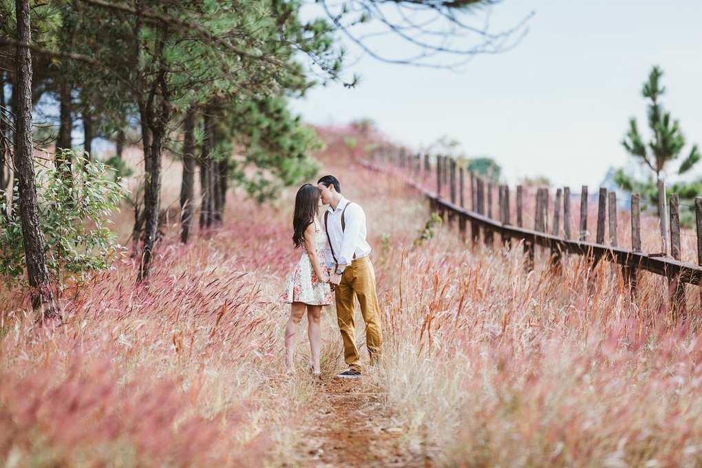 Couple en pleine nature, femme en robe blanche, homme en chemise blanche et pantalons jaunes, forêt et clôture en bois Couple en pleine nature, femme en robe blanche, homme en chemise blanche et pantalons jaunes, forêt et clôture en bois