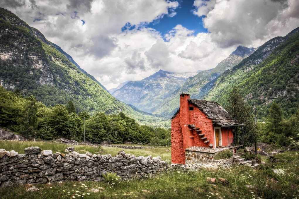 Maison rouge en montagne, vallée, nuages, rochers, végétation, ciel